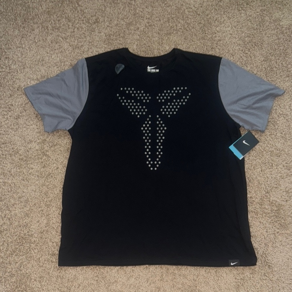 NWT Men’s Nike Kobe Bryant Black Mamba Dots Sheath Logo Dri Fit Tee Shirt SZ XXL - Picture 2 of 9